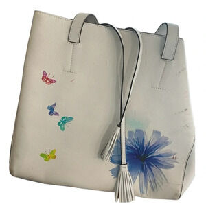 Gravelly and Rossetti white bucket bag